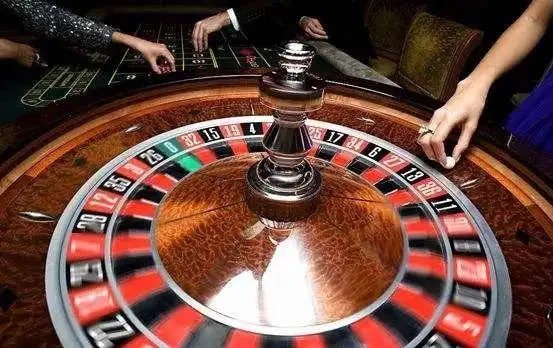 Dealer profesional sedang memandu permainan Live Casino dengan antarmuka furla777